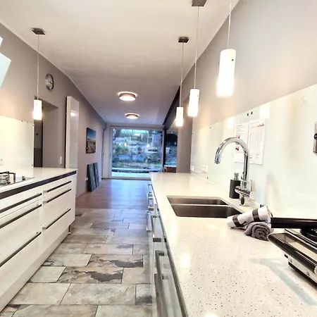 Mit Sauna, Garten&schwimmteich