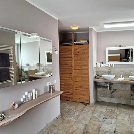 Mit Sauna, Garten&schwimmteich *